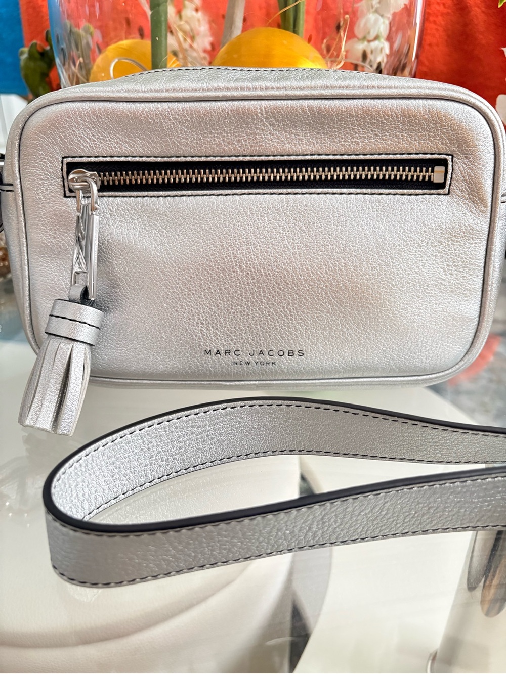 Marc Jacobs Metallic Silver Leather Crossbody Camera Bag - Picture 2 of 5